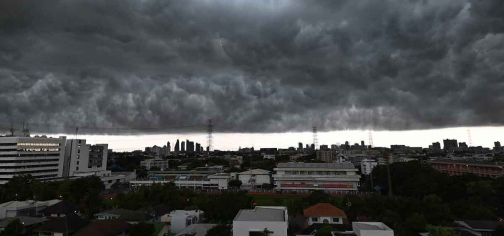 กรมอุตุฯ ประกาศเตือน 42 จังหวัด พรุ่งนี้ฝนตกหนักมาก กทม.ไม่รอด หนักถึงร้อยละ 60