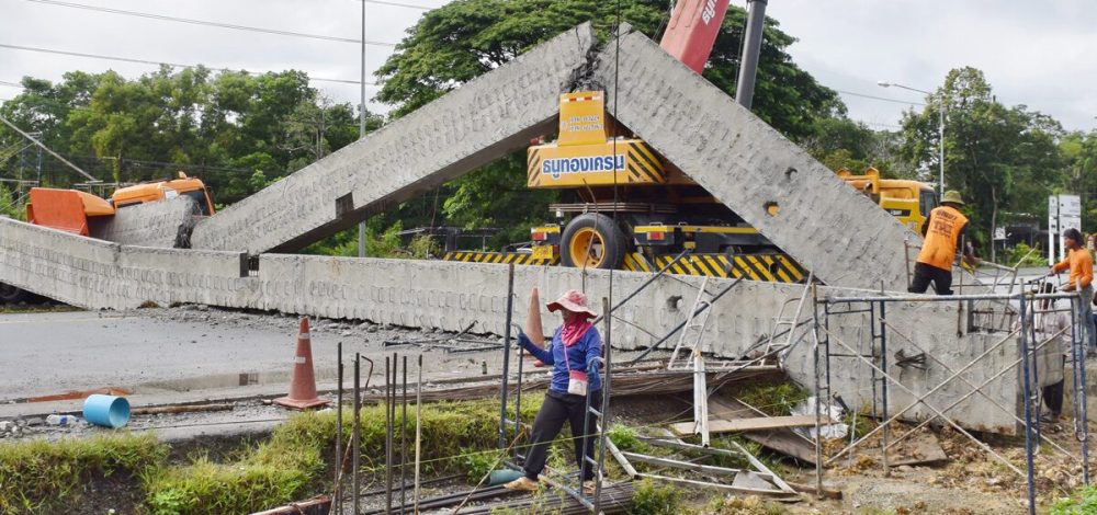 เร่งกู้ซาก สะพานลอย 7 ล้าน หลังคานคอนกรีตถล่ม รถติดยาวกว่า1กม.