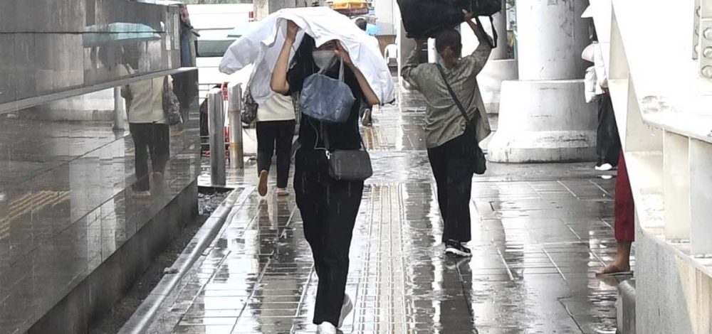 สภาพอากาศวันนี้ 44 จังหวัด รับมือฝนถล่ม เหนือ อีสาน กทม. ตกหนัก