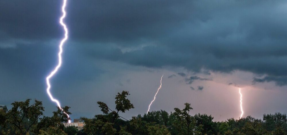 กรมอุตุนิยมวิทยา พยากรณ์อากาศพรุ่งนี้ 5 ภาค ฝนหนัก 70% เปิดชื่อ 52 จังหวัดโดนเต็มๆ