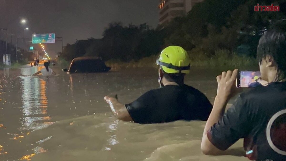 พัทยาระทึก ฝนตกไม่ถึงชม.น้ำท่วมหนัก ชาวบ้านขับลุยเจอพัดกลางถนนสุขุมวิท จมพังหลายคัน