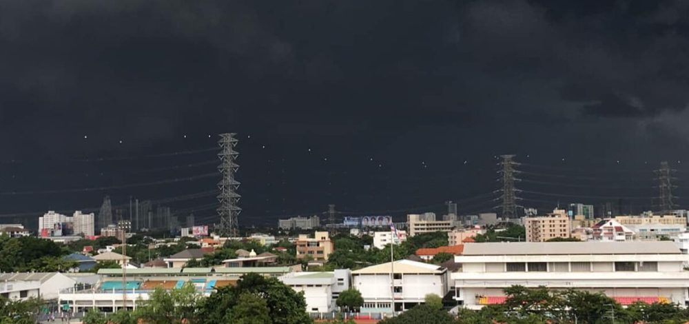 กรมอุตุนิยมวิทยา พยากรณ์สภาพอากาศพรุ่งนี้ 2 ภาค-กทม. ฝนหนัก 70% เปิดชื่อ 35 จังหวัดโดนถล่ม