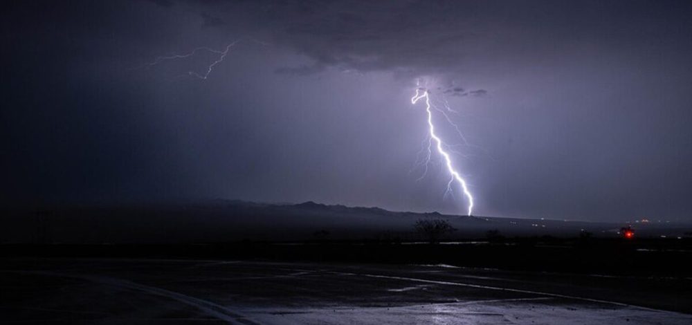 กรมอุตุนิยมวิทยา พยากรณ์พรุ่งนี้ ร่องมรสุมพาดผ่าน 4 ภาค กทม. ฝนตกหนัก เตือน 42 จังหวัด