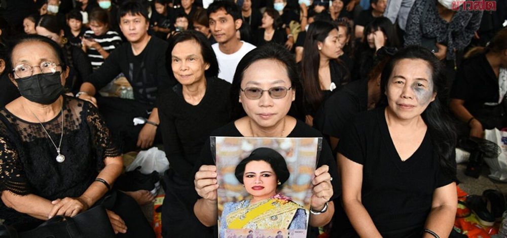 กลั้นน้ำตาไม่ไหว พสกนิกรหลั่งไหล รพ.จุฬาฯ ร่วมส่งขบวนพระบรมศพ พระพันปีหลวง