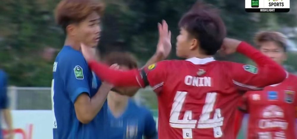 ไทยลีก3 เดือด แข้งหัวร้อนเกือบออกหมัด ก่อนโดนใบแดงไล่ออกจากสนาม (คลิป)