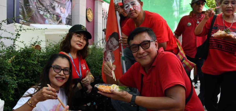 กลุ่มคนเสื้อแดง ให้กำลังใจ ‘ทักษิณ’ หน้าเรือนจำกลางคลองเปรม