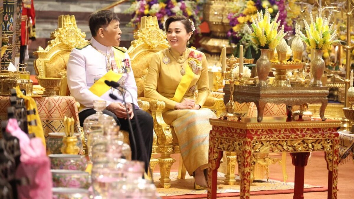 ในหลวง พระราชินี เสด็จฯ ไปในการพระราชพิธีทรงบำเพ็ญพระราชกุศลวันนวมินทรมหาราช ประจำปี 2568