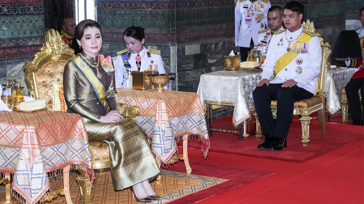พระราชินี เสด็จฯ แทนพระองค์ทรงบำเพ็ญพระราชกุศลถวายผ้าพระกฐิน วัดโสมนัสฯ-วัดอรุณฯ