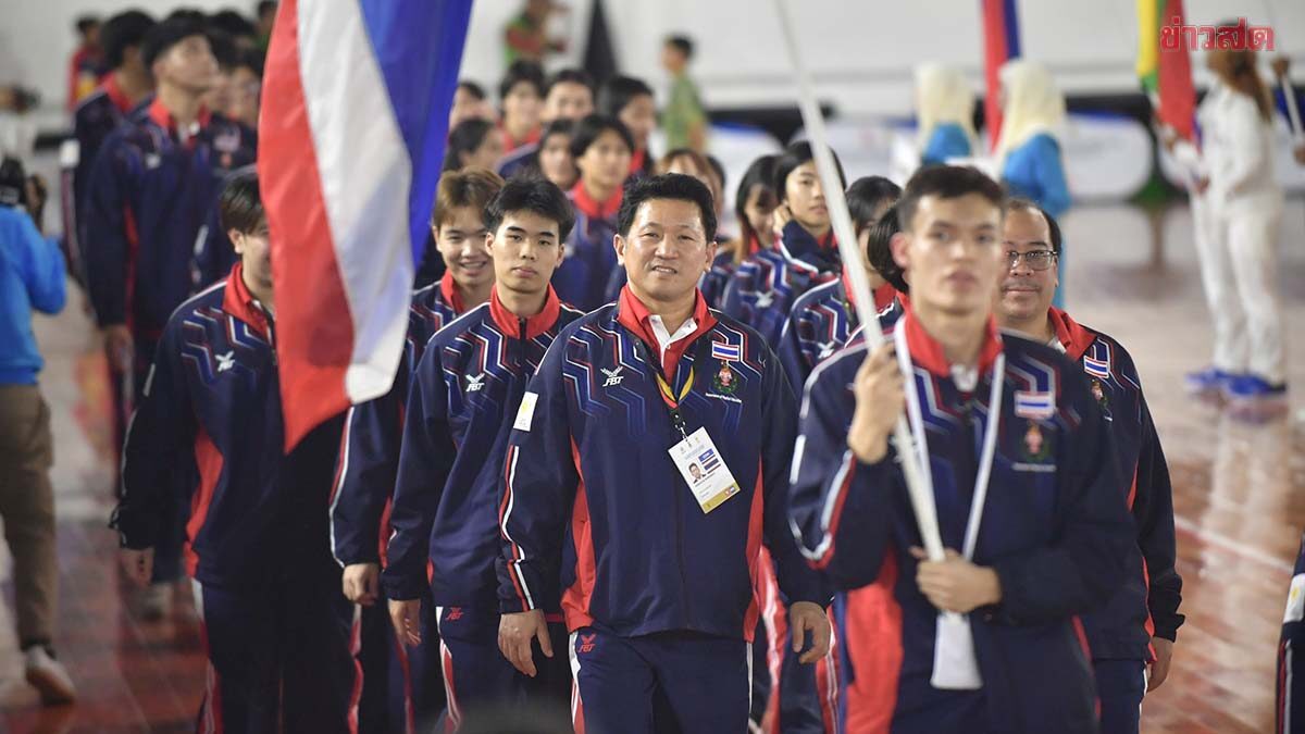 วิคเตอร์ นักบาสดาวรุ่ง ถือธงนำทัพนักเรียนไทยร่วมเปิดอาเซียนสคูลเกมส์