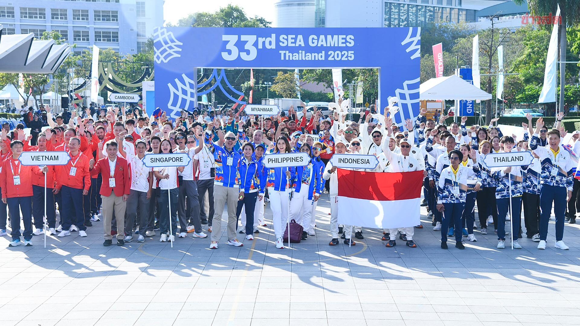 11 ชาติ ซีเกมส์ ร่วมพิธีเชิญธงคึกคัก บิ๊กต้อม เชื่อมั่นไทย พร้อมทุกด้านเมื่อเปิดแข่งขันอย่างเป็นทางการ