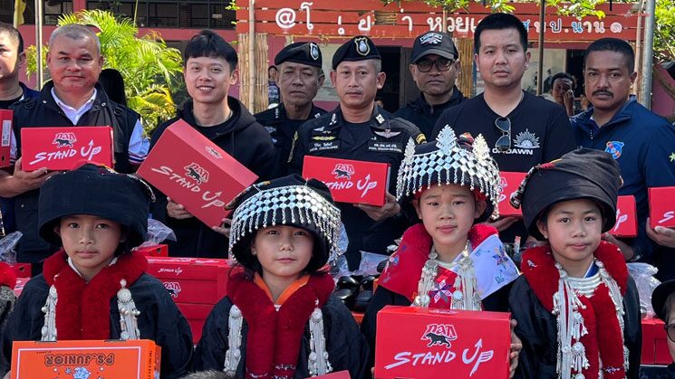 แพน ร่วมกับ Cop Hero ปันน้ำใจให้น้องต้านภัยหนาวทางภาคเหนือที่จ.น่าน