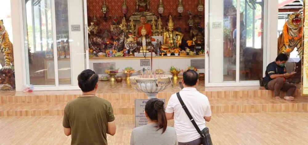 ชาวบ้าน ร่วมเจิมหน้ามือ วัดดังชลบุรี มา116ครั้ง มีโชคตลอด ไม่พลาดล้วงไหได้เลขเด็ด