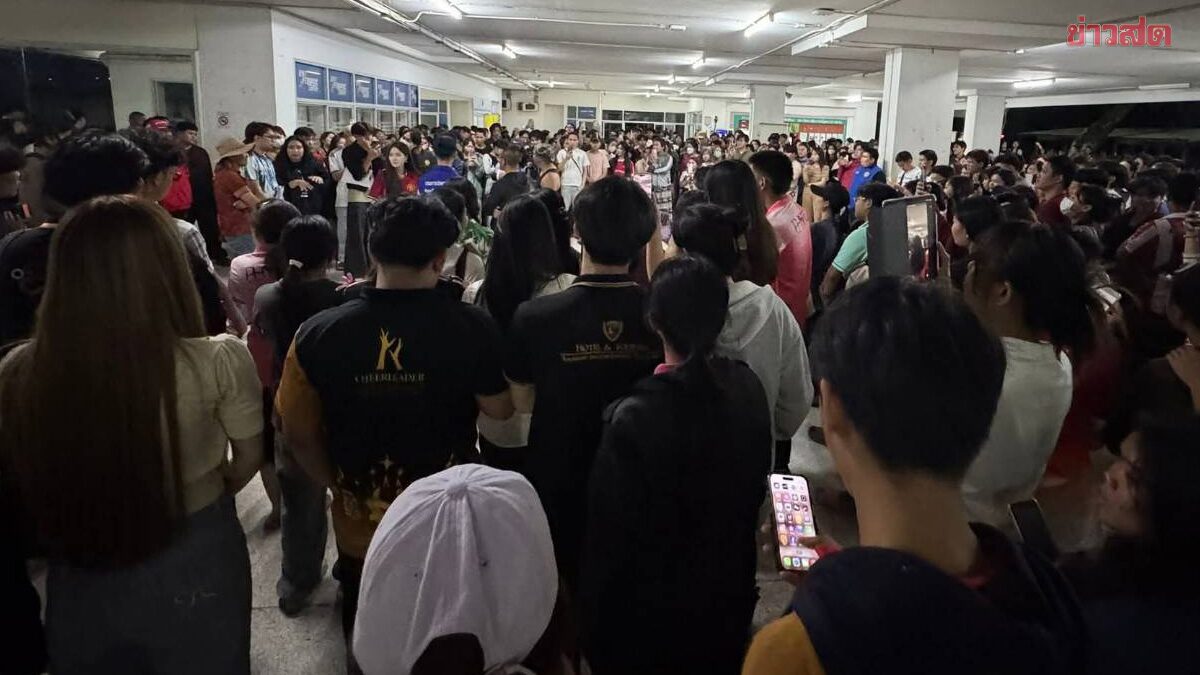 มหาสารคาม นศ.-ปชช. ฮือกดดันให้ นับคะแนนเขตเลือกตั้งที่ 1 ใหม่
