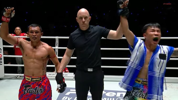 อภิวัฒน์ ออกอาวุธน้อยโดนปานเผด็จกำปั้นรุ่นน้องชนะคะแนนกติกามวยไทย