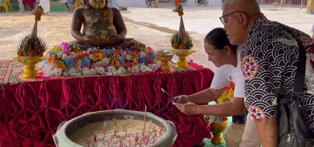 พลังศรัทธา! วัดดังสรรคบุรี เททองหล่อ หัวใจพระสังกัจจายน์ คอหวยแห่ส่องเลขธูป เห็นชัดเล็งเสี่ยงโชค