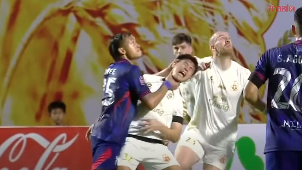 ไทย ลีกลงดาบ ผู้ตัดสิน เป่าพลาดจังหวะ ปวีร์ บีบคอแข้งลำพูน – โดนหมดยันห้อง VAR