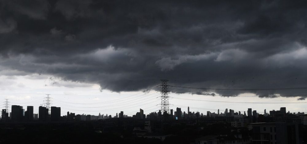 กรมอุตุนิยมวิทยา สภาพอากาศวันนี้ เตือน 27 จังหวัด ฝนฟ้าคะนอง ลมกระโชกแรง กทม.ไม่รอด