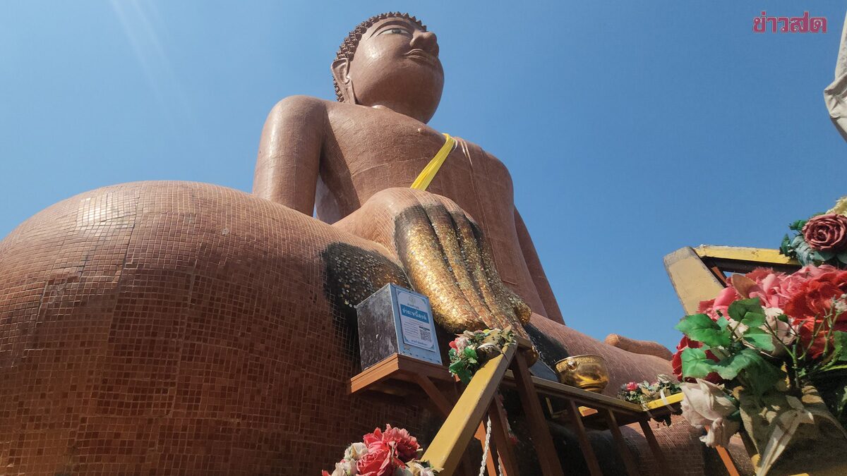 ผู้รับเหมาก่อสร้าง ยกหัวหมูแก้บน หลวงพ่อสมหวัง แห่ส่องเลขเด็ด