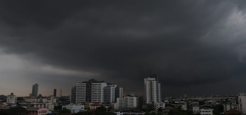 กรมอุตุนิยมวิทยา พยากรณ์อากาศ วันพรุ่งนี้ยังเจอ พายุฝนฟ้าคะนอง ลมแรง เปิดชื่อ 41 จังหวัดโดนถล่ม