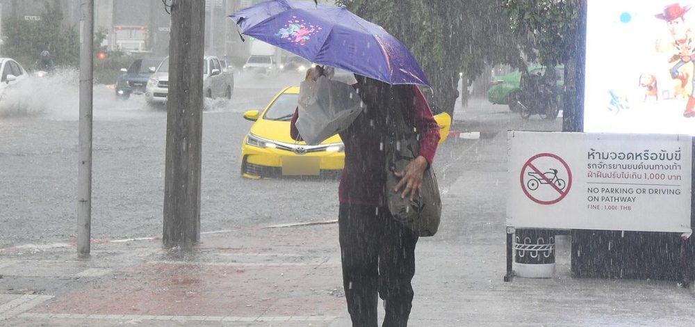 สภาพอากาศวันนี้ กรมอุตุฯ เปิดชื่อ 33 จังหวัด ฝนถล่ม ลมกระโชกแรง