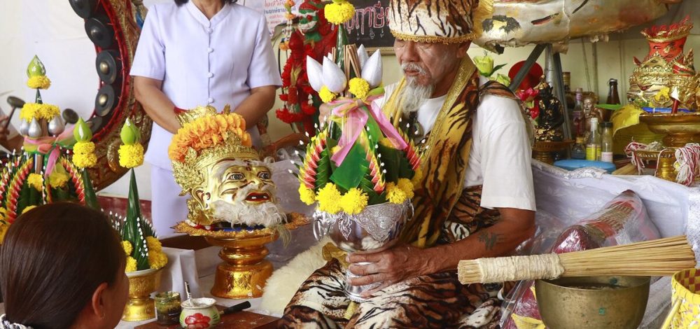 เปิดเลขเด็ด พ่อปู่ฤาษีตาไฟ สำนักดังกำแพงเพชร ให้โชคถูกหวยทุกปี