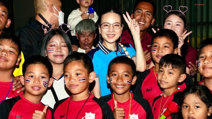 มาดามแป้ง มอบบัตรฟรีให้โรงเรียน-อคาเดมีเชียร์ช้างศึกดวลเติร์กเมนิสถาน