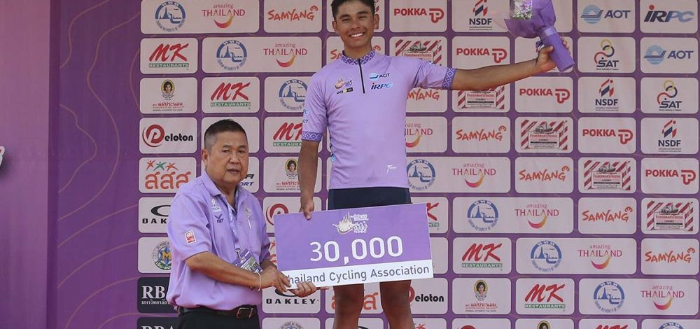 อาทิตย์ ยังแจ๋วคว้าเบสต์อาเซียนสเตจที่ 3 ได้สวมเสื้อม่วงต่อศึกทัวร์ ออฟ ไทยแลนด์