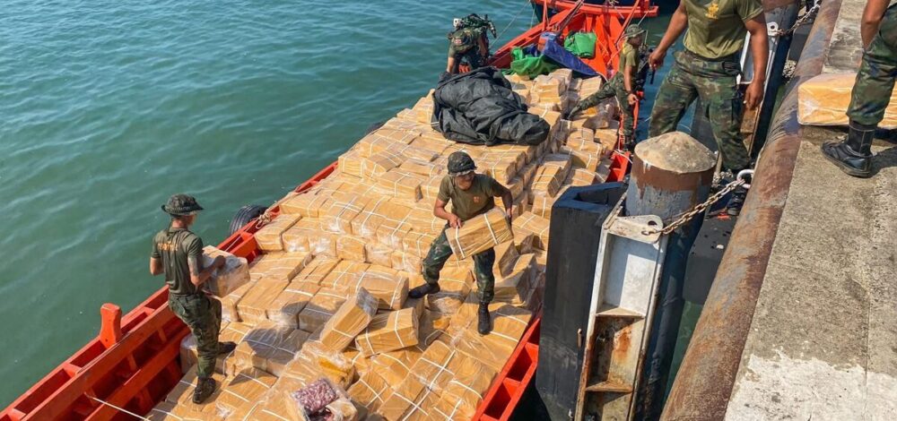 จับกลางทะเล เรือกัมพูชา 5 ลำ ลักลอบขนสินค้าจากไทย 6 ลูกเรือโดดน้ำหนี