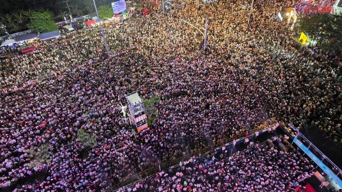 วันที่ 4 ไม่มีแผ่ว สงกรานต์เชียงใหม่หน้าห้างเมญ่า นทท.ทะลุแสน ตร.ระดมคุมเข้มความปลอดภัย