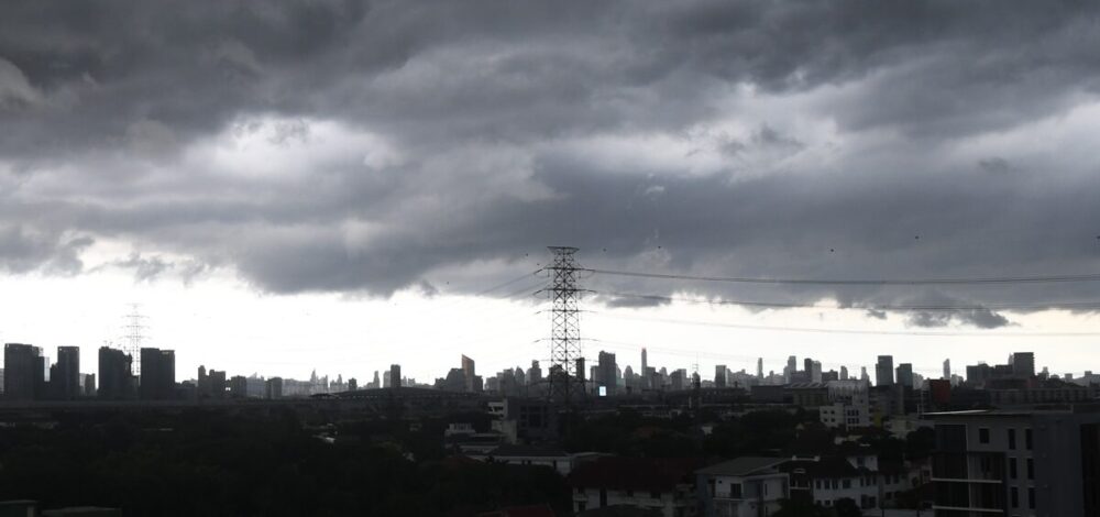 กรมอุตุนิยมวิทยา เตือน พายุฤดูร้อน ฉบับที่ 4 ถล่มวันนี้ ฝนหนัก ลมแรง เปิดชื่อจังหวัดโดนเต็มๆ