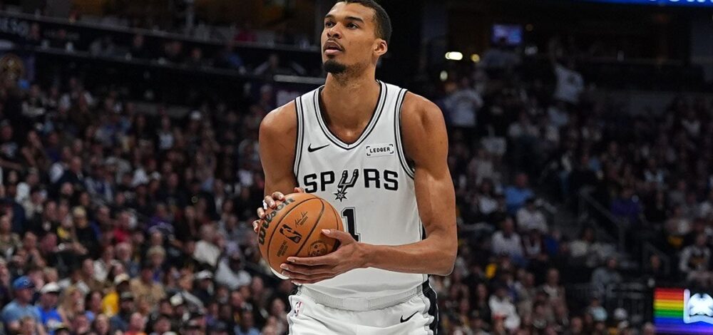 วิกตอร์ เว็มบันยามา คว้ารางวัลผู้เล่นเกมรับแห่งปีเอ็นบีเอด้วยโหวตเอกฉันท์ 100%