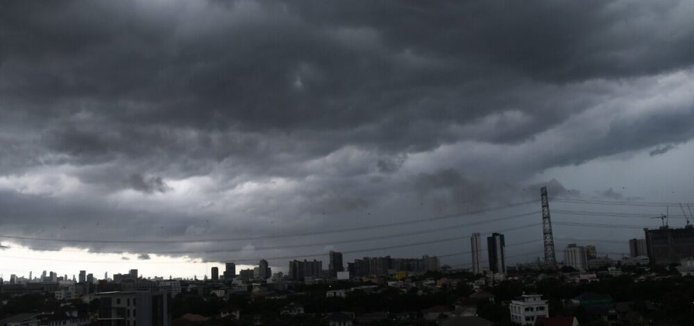 กรมอุตุนิยมวิทยา พยากรณ์วันพรุ่งนี้ ฝนหนัก ลมกระโชกแรง เปิดชื่อ 33 จังหวัด พื้นที่เสี่ยง