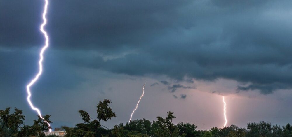 กรมอุตุนิยมวิทยา พยากรณ์วันพรุ่งนี้ ฝนฟ้าคะนอง-ลมแรง 1 ภาคโดนถล่มหนัก เปิดชื่อจังหวัดพื้นที่เสี่ยง