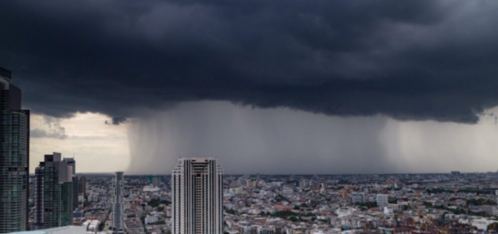 สภาพอากาศวันนี้ กรมอุตุฯ เปิดชื่อ 55 จังหวัด ฝนถล่ม กทม.โดนเต็มๆ