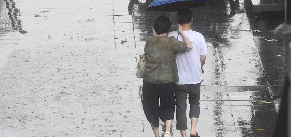 กรมอุตุนิยมวิทยา ประกาศฉบับ 3 เตือนอากาศแปรปรวน เปิด 20 จังหวัดเสี่ยงสูง ฝนถล่มหนักพรุ่งนี้