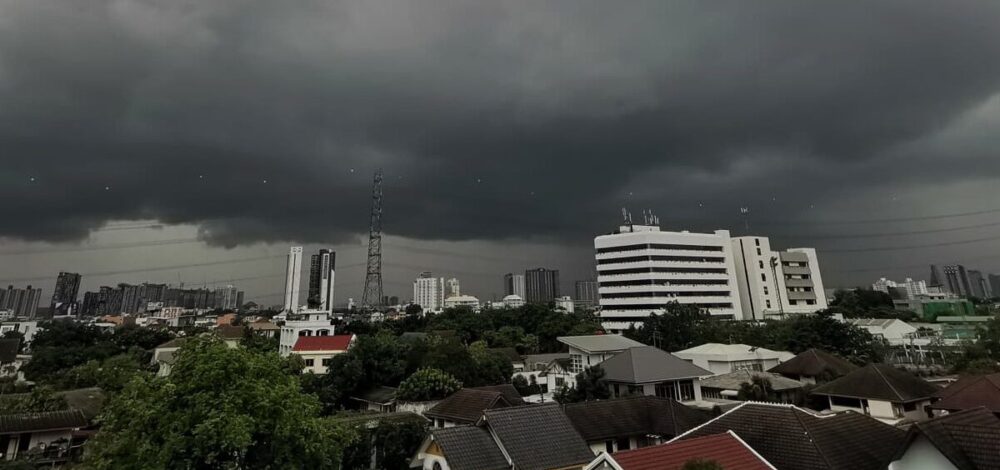 สภาพอากาศวันนี้ กรมอุตุฯ เปิดชื่อ 47 จังหวัด เตือน ฝนถล่มเพิ่มขึ้น