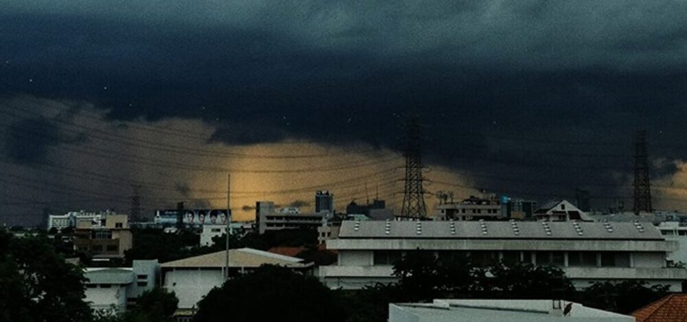 สภาพอากาศวันนี้ กรมอุตุฯ เปิดชื่อ 52 จังหวัด เตือน ฝนถล่มหนัก ลมแรง