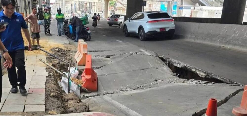 แยกไฟฉาย ถนนทรุดหนักยาว 5 เมตร คนขี่ จยย.เจ็บ 1 ราย เร่งเคลียร์