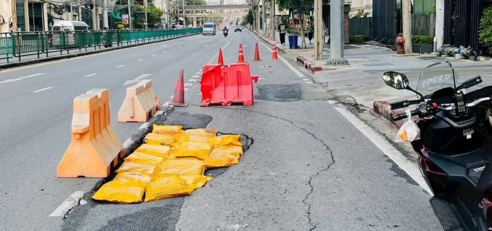 ระทึก ถนนทรุดตัว ถนนเพชรบุรี ตรงข้ามพรรคเพื่อไทย กฟน. เร่งหาสาเหตุ