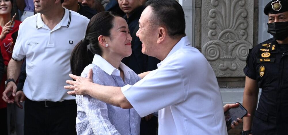 ทักษิณ ยิ้ม โผกอด 'แพทองธาร-ครอบครัว' ก่อนยืนตรงเคารพธงชาติ