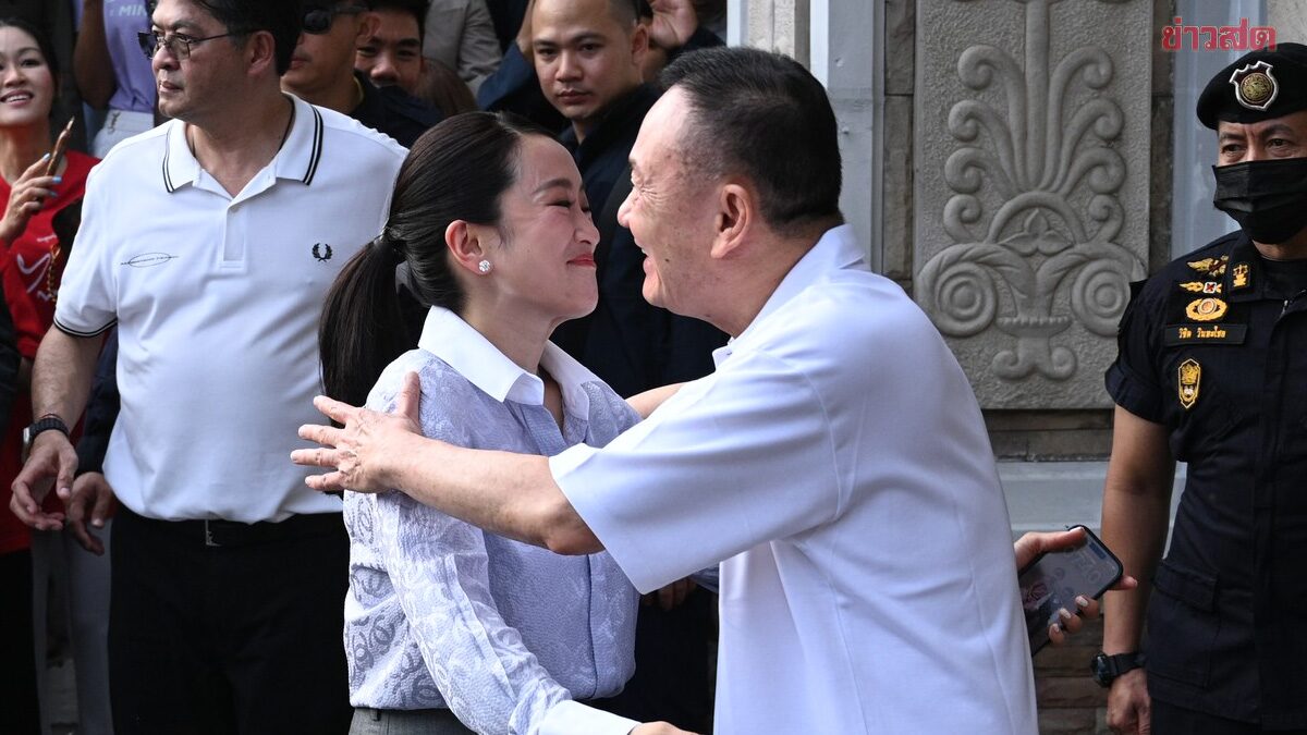 ทักษิณ ยิ้ม โผกอด 'แพทองธาร-ครอบครัว' ก่อนยืนตรงเคารพธงชาติ