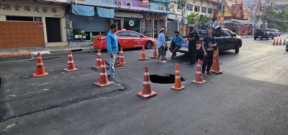 ถนนทรุดตัว เป็นหลุม ใกล้ซอยหลังวัง 2 ปิดจราจร เตือน อย่าเข้าใกล้
