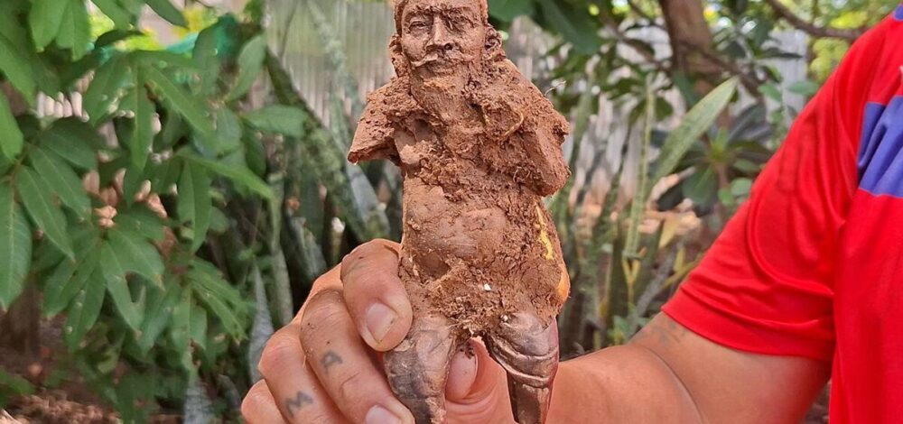 ฮือฮา ชาวบ้าน บวงสรวงศาลเจ้าพ่อคำป้อง พบรูปปั้นปู่ชูชก โผล่จากดิน เชื่อให้โชค จุดธูปได้เลขเด็ด