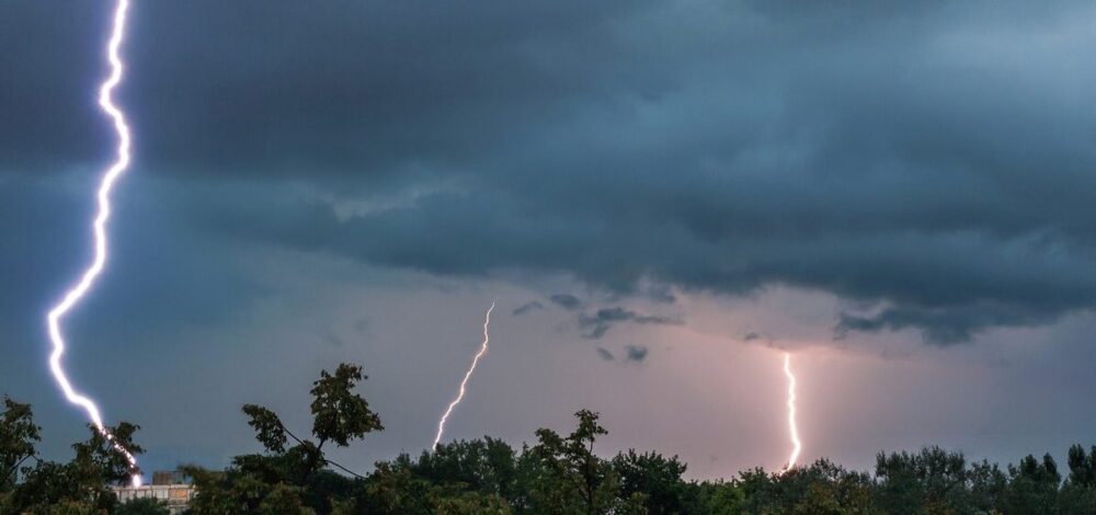 กรมอุตุนิยมวิทยา เตือนฉบับที่ 6 ฝนตกหนักถึงหนักมาก เปิดชื่อ 47 จังหวัดฝนถล่มพรุ่งนี้ กทม.ไม่รอด