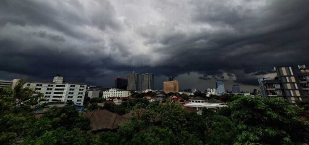 กรมอุตุนิยมวิทยา เตือนฉบับที่ 10 ฝนตกหนักถึงหนักมาก พรุ่งนี้ถล่มอีกวัน เปิดชื่อจังหวัดไหนโดนบ้าง