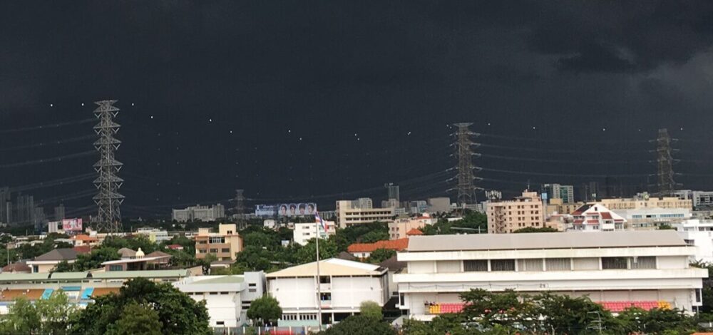 กรมอุตุนิยมวิทยา เตือนฉบับ 11 ฝนตกหนักถึงหนักมาก ร่องมรสุมพาดผ่าน วันนี้ทิ้งท้าย เปิดชื่อจังหวัดโดนถล่ม