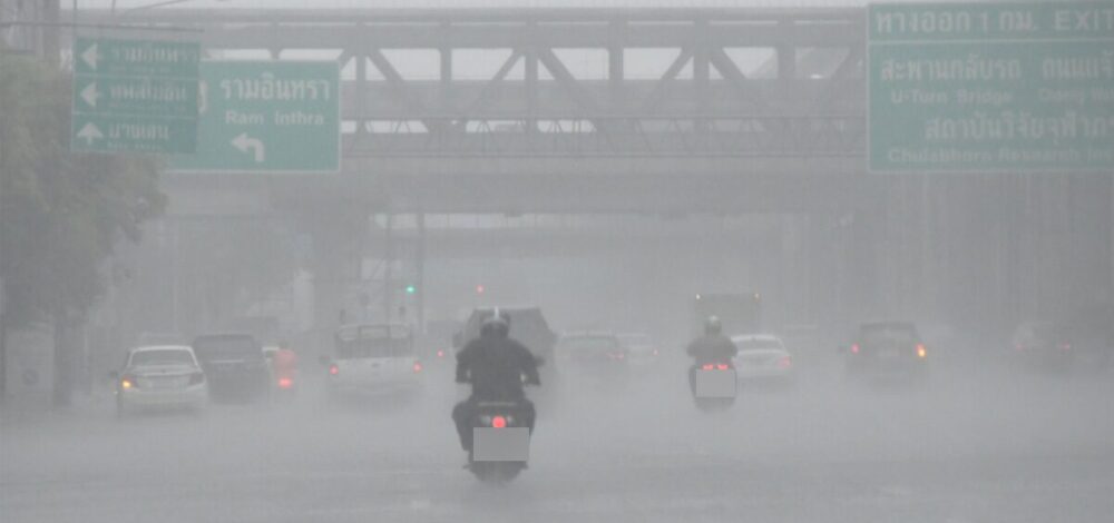 กรมอุตุนิยมวิทยา เตือนฝนตกหนัก ฉบับสุดท้าย พยากรณ์วันพรุ่งนี้ ฝนถล่มต่อเนื่อง กทม. 60 %