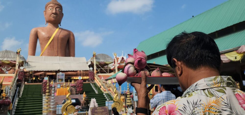 ขอพร หลวงพ่อสมหวัง ไม่ถึง 2 เดือน ขายที่ดิน ได้ ยกดอกบัว-ไข่ไก่แก้บน