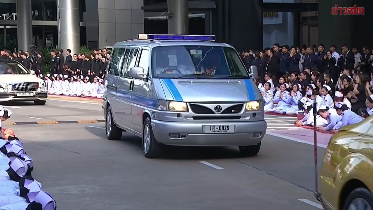 รถยนต์ประวัติศาสตร์ เจมส์บอนด์ อัญเชิญพระบรมศพ รัชกาลที่ 9 – พระพันปี สู่พระราชนัดดา