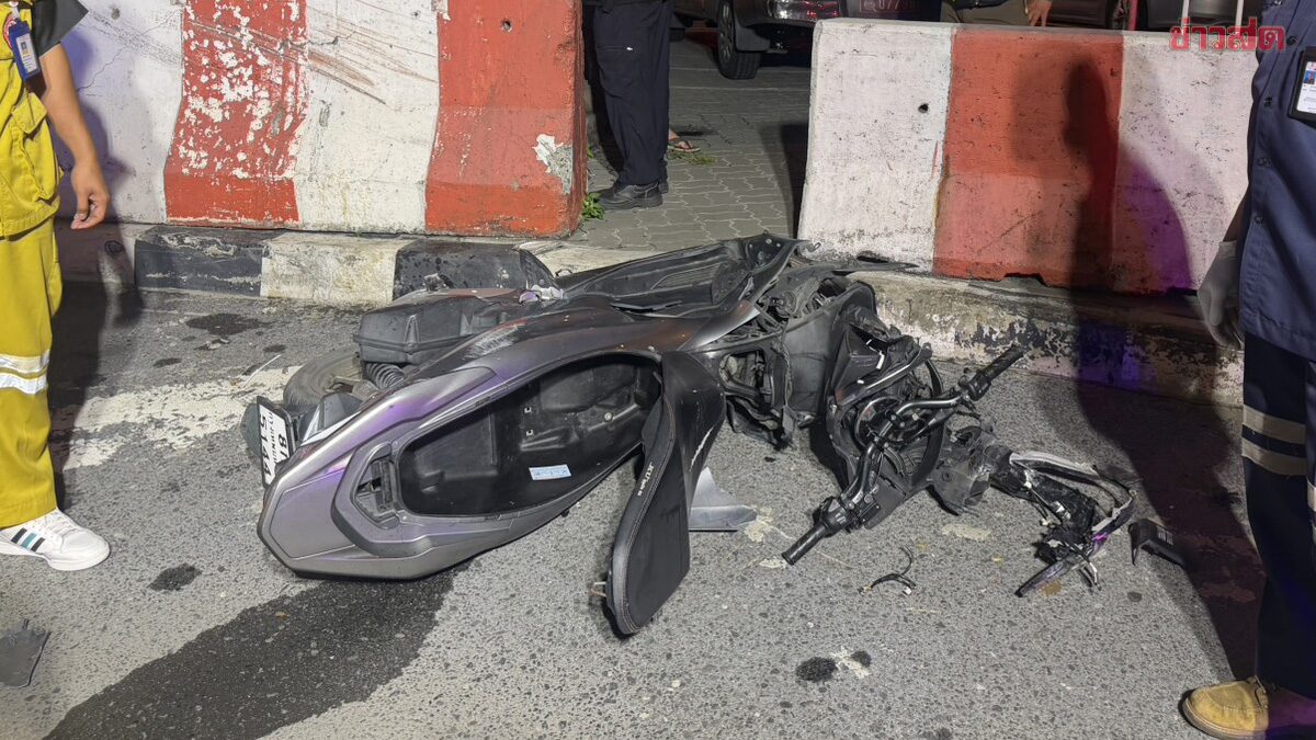 หนุ่มขี่ PCX แหกโค้ง พุ่งเสยแบริเออร์ ร่างกระเด็นหัวฟาดพื้น เสียชีวิตสลด